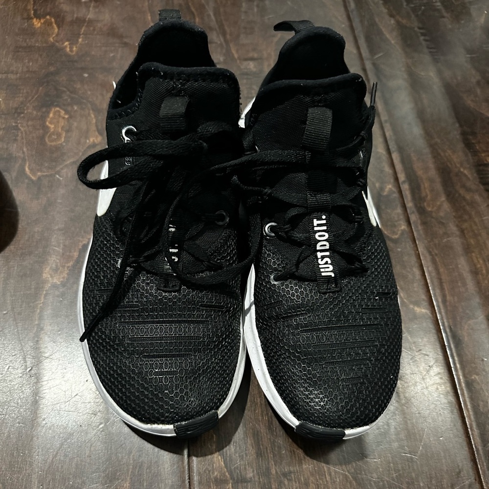 Nike Black Athletic Shoes Modern Sporty Design